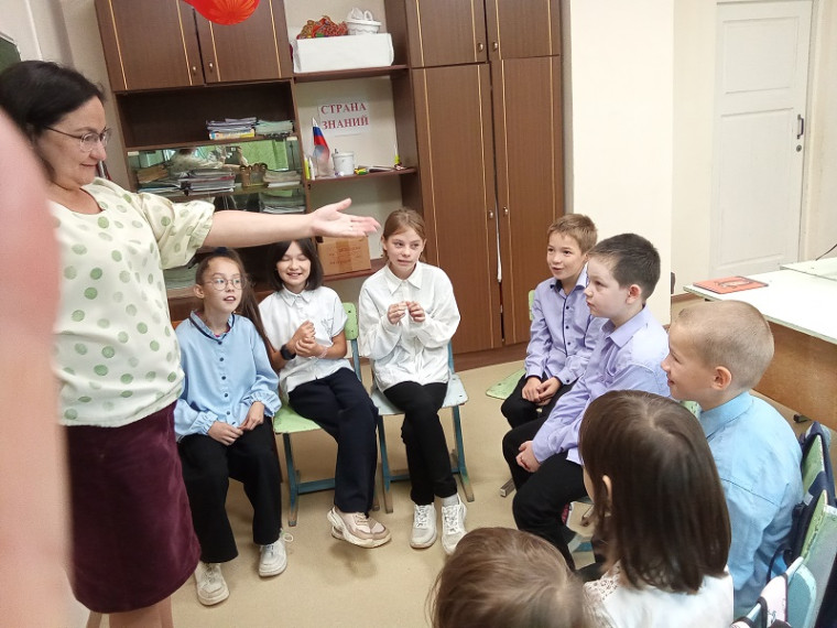 «Играй, узнавай, найди друзей в классе».